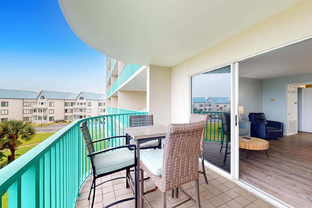 Waterfront condo with shared pool & hot tub - near dining & the beach