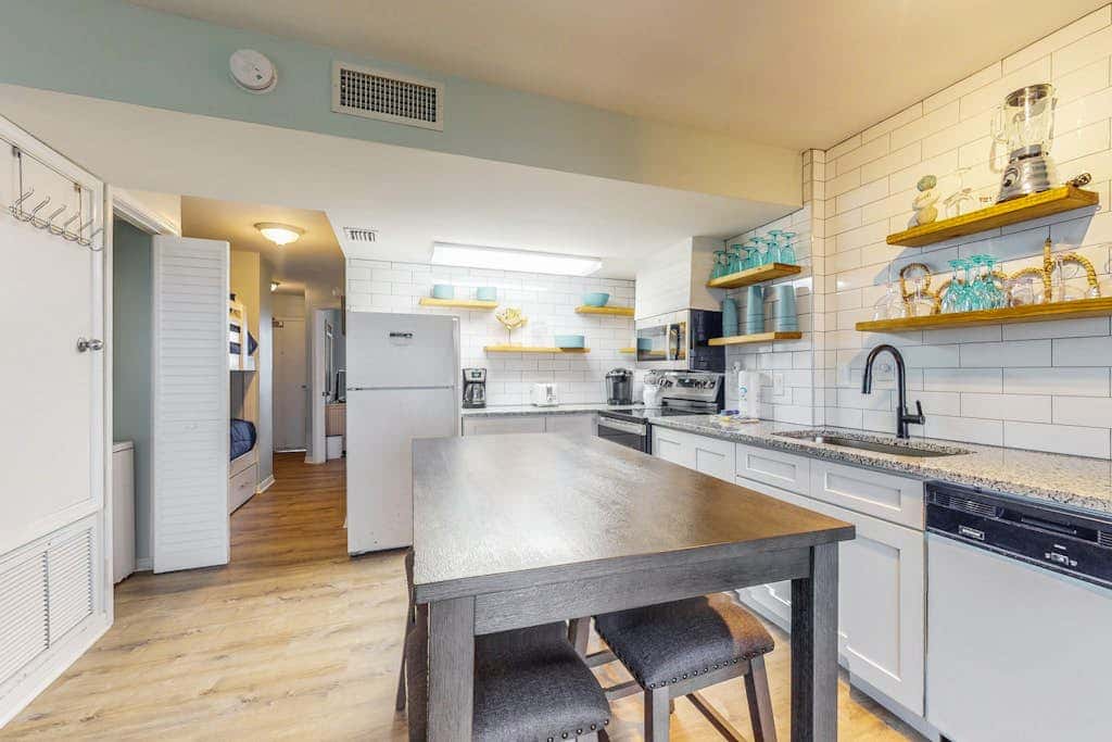 Waterfront condo with shared pool & hot tub - near dining & the beach