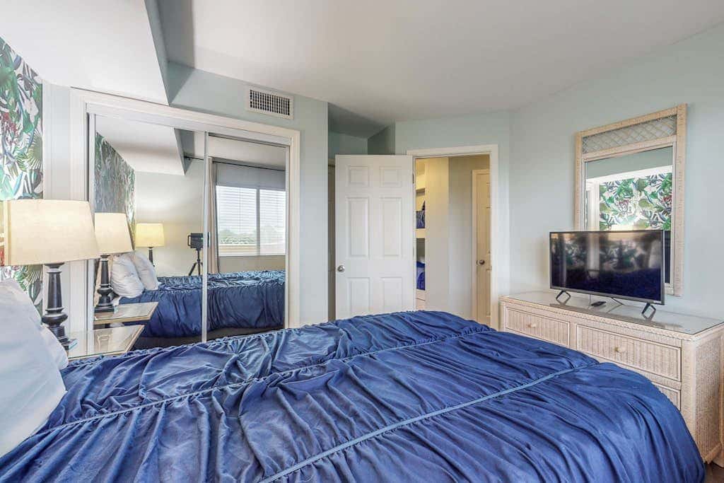 Waterfront condo with shared pool & hot tub - near dining & the beach
