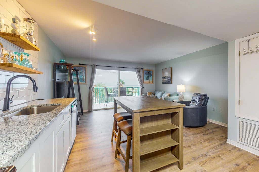 Waterfront condo with shared pool & hot tub - near dining & the beach