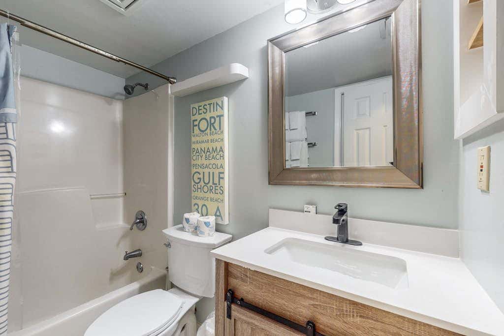 Waterfront condo with shared pool & hot tub - near dining & the beach