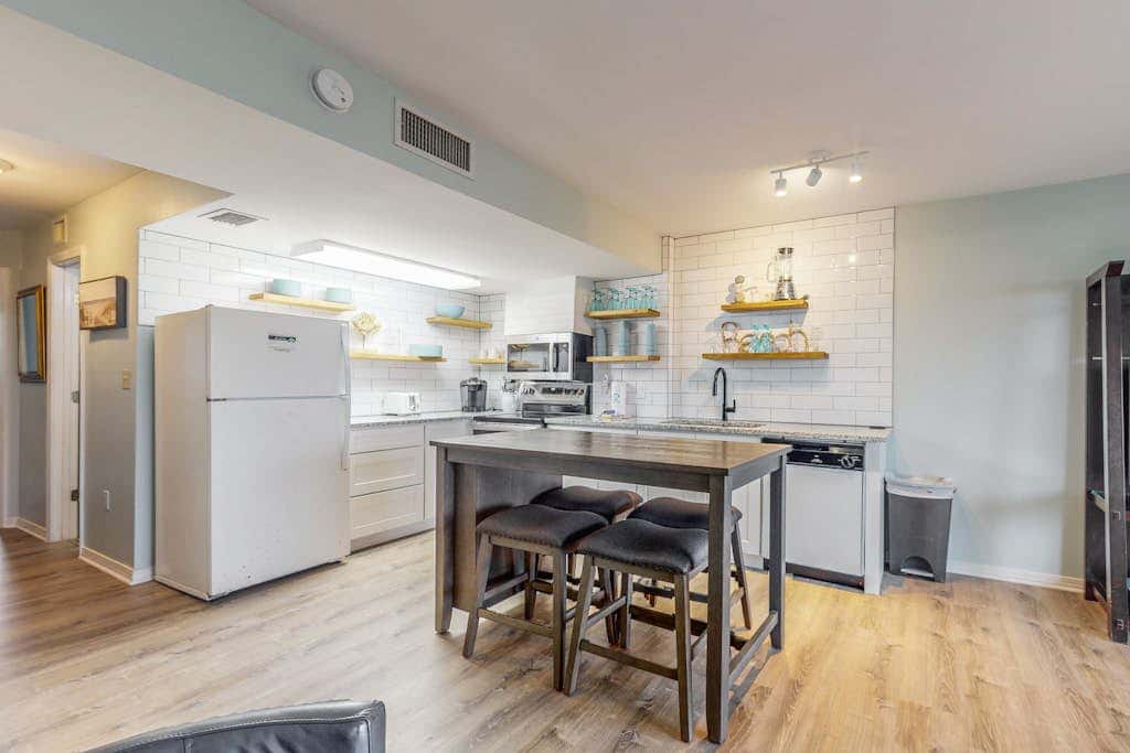 Waterfront condo with shared pool & hot tub - near dining & the beach
