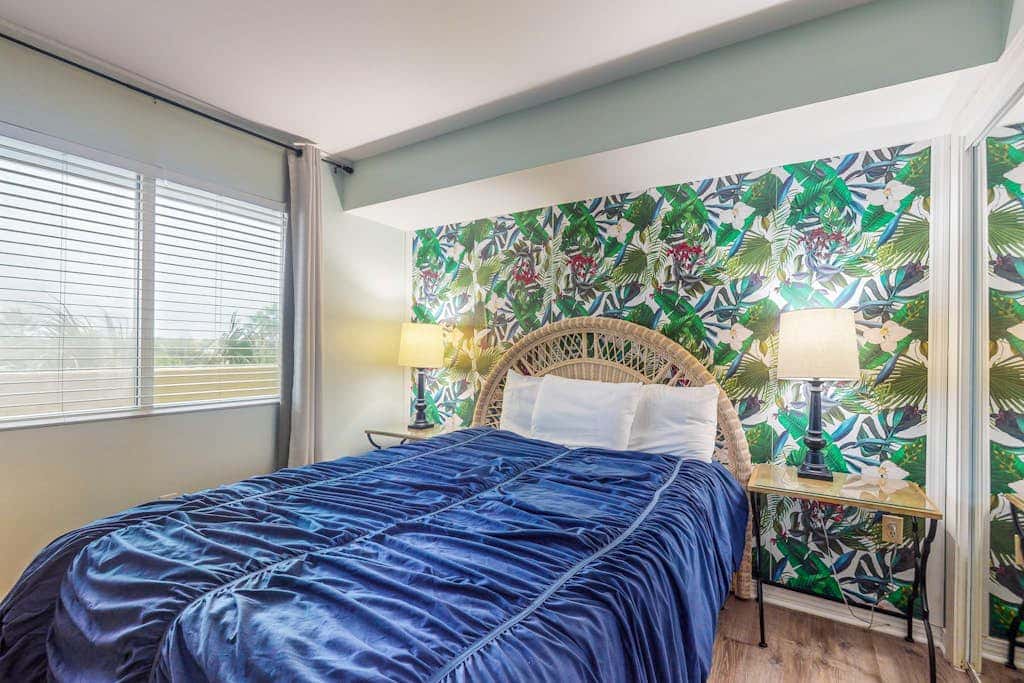 Waterfront condo with shared pool & hot tub - near dining & the beach