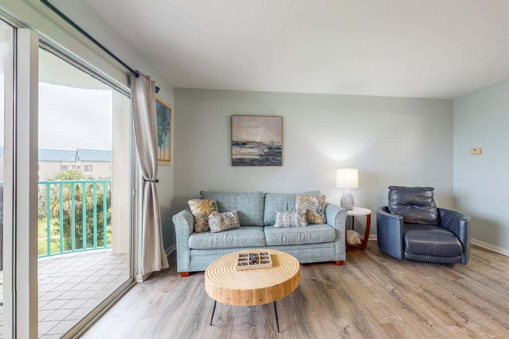 Waterfront condo with shared pool & hot tub - near dining & the beach