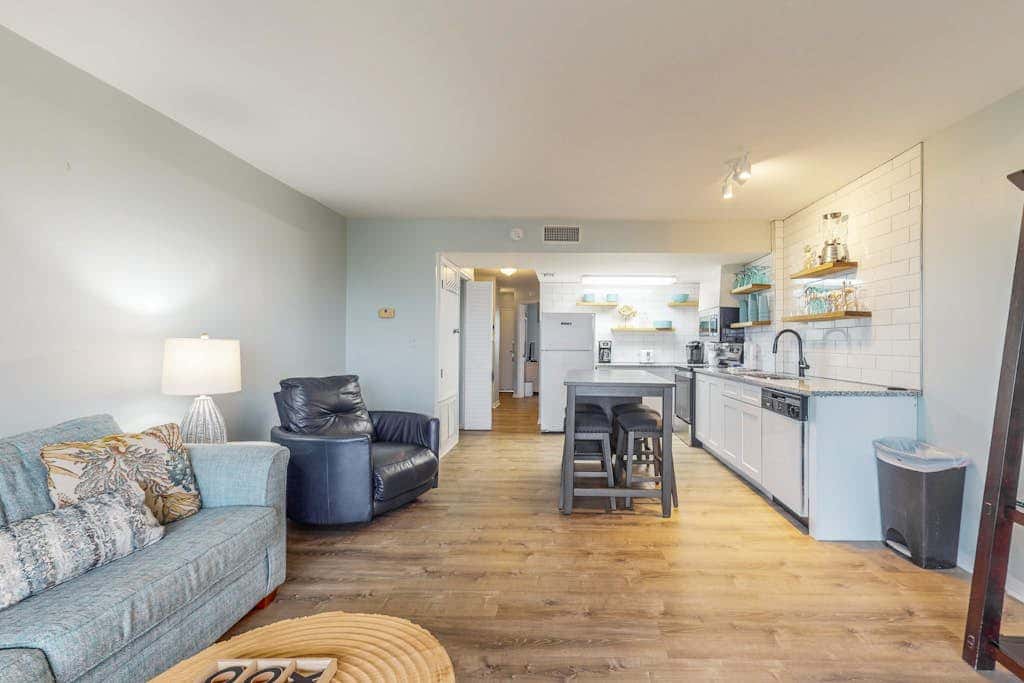 Waterfront condo with shared pool & hot tub - near dining & the beach