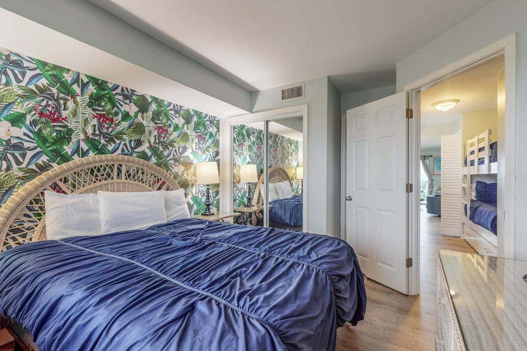 Waterfront condo with shared pool & hot tub - near dining & the beach