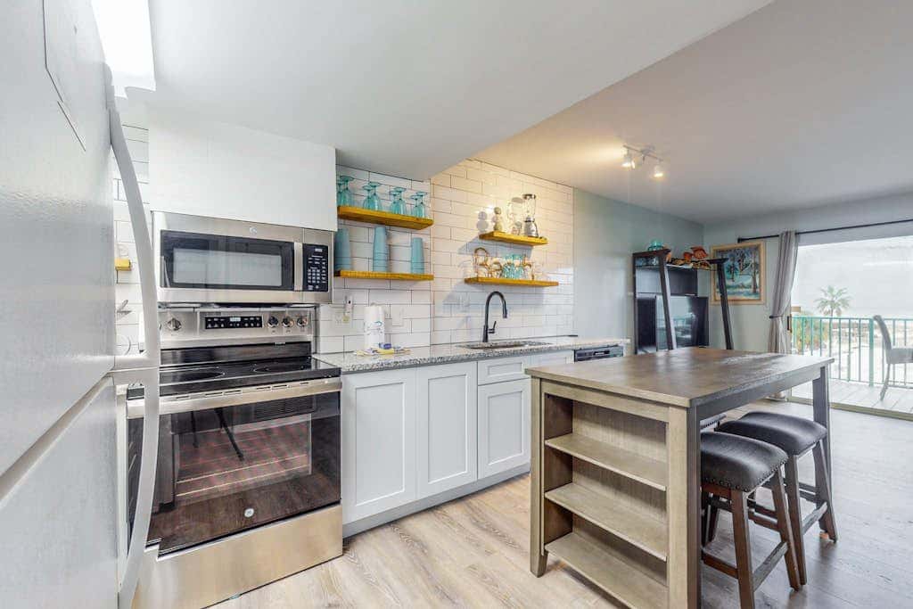 Waterfront condo with shared pool & hot tub - near dining & the beach
