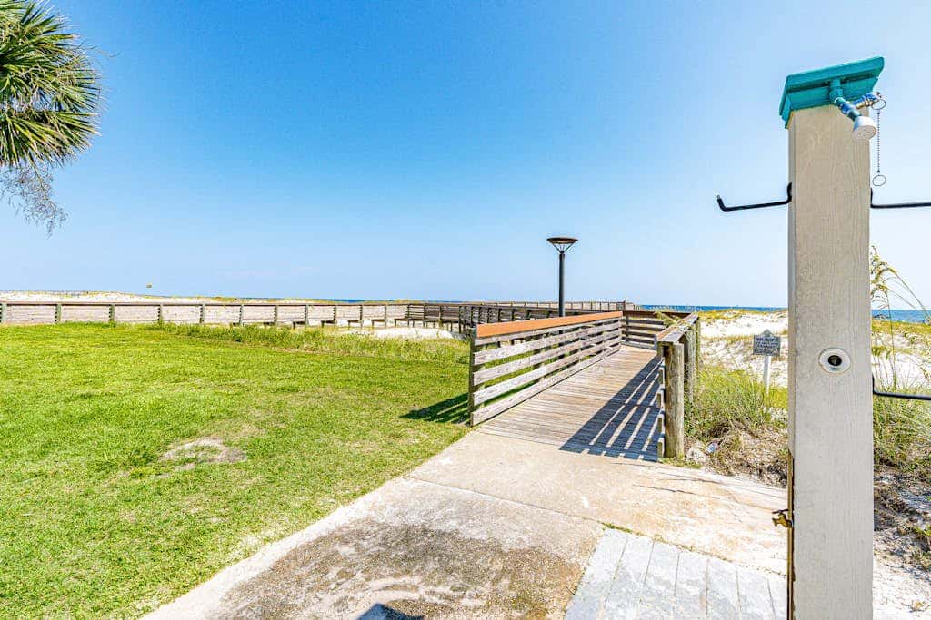 Waterfront condo with shared pool & hot tub - near dining & the beach