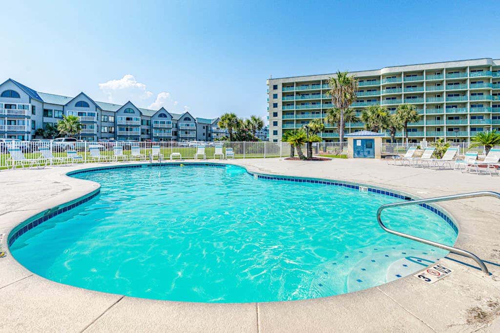 Waterfront condo with shared pool & hot tub - near dining & the beach