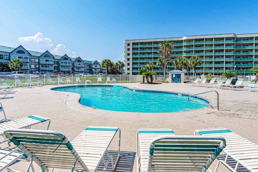 Waterfront condo with shared pool & hot tub - near dining & the beach