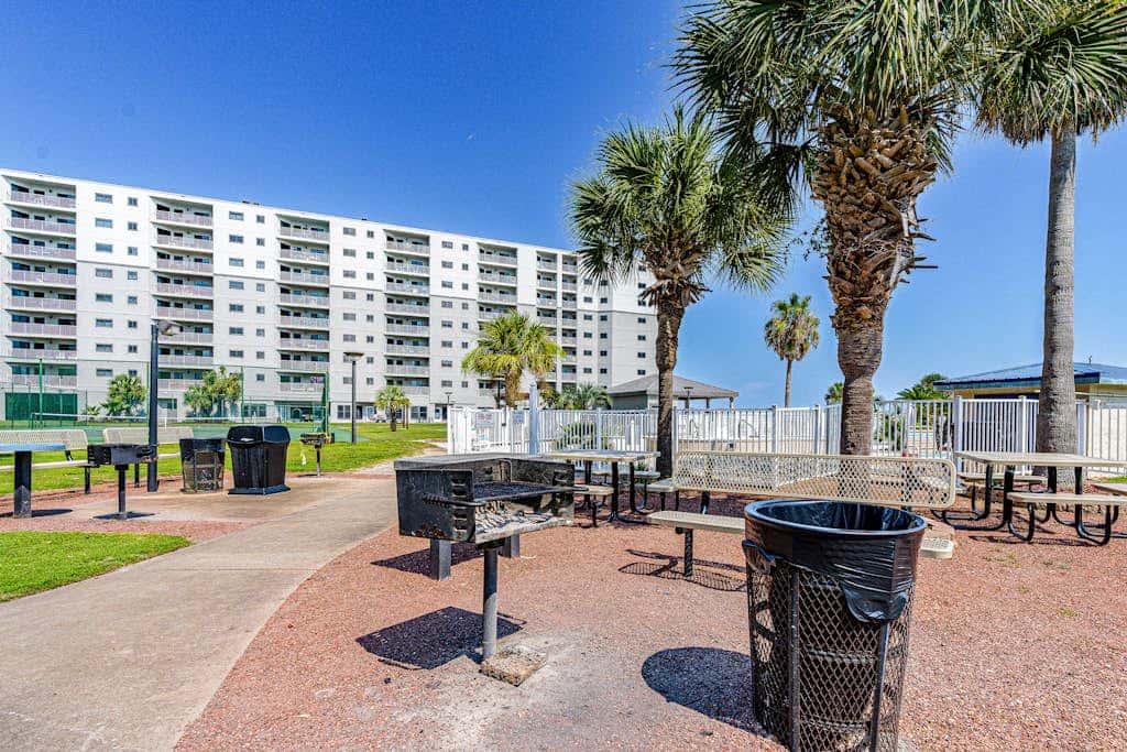 Waterfront condo with shared pool & hot tub - near dining & the beach
