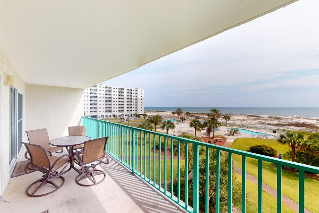 Waterfront Plantation Palms condo with shared pool & hot tub, walk to beach