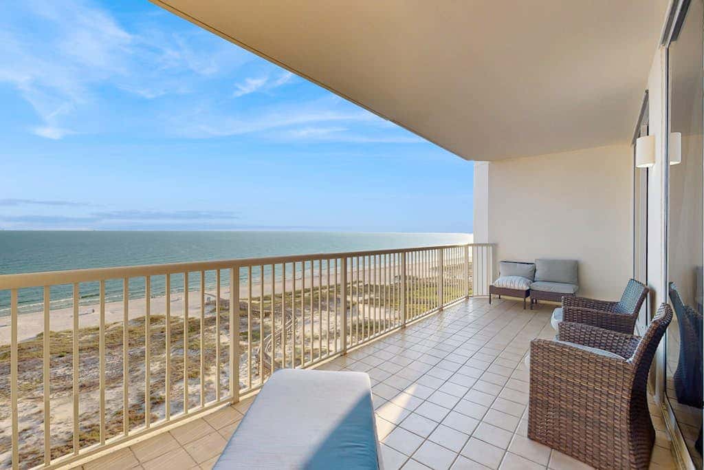 Charming condo overlooking the water with hot tub, pool & sauna - near dining