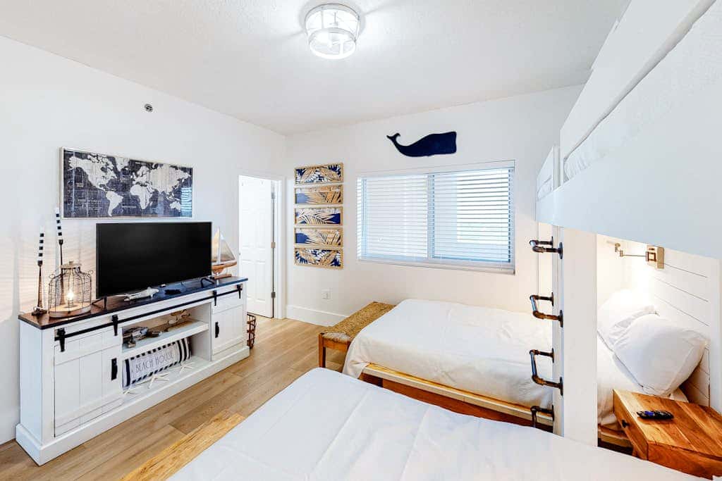 Luxury Condo on 12th Floor of Beautiful Resort with Shared Pool & Hot Tub, WiFi