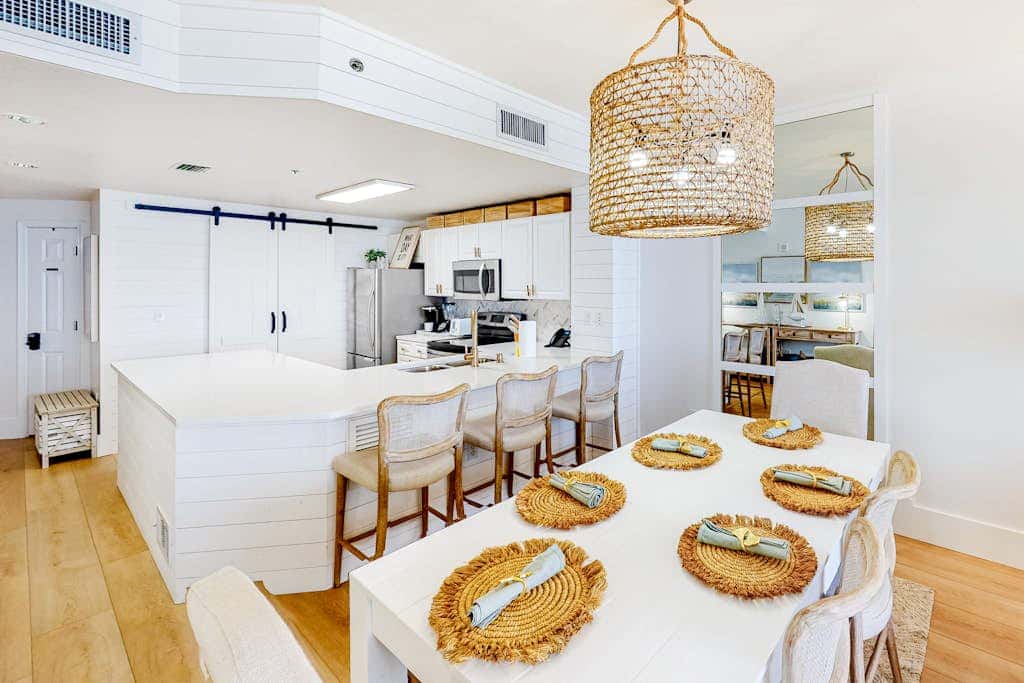 Luxury Condo on 12th Floor of Beautiful Resort with Shared Pool & Hot Tub, WiFi
