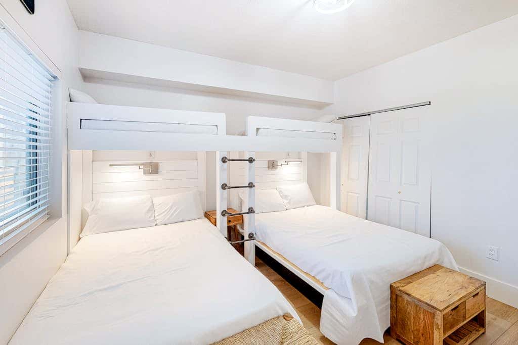 Luxury Condo on 12th Floor of Beautiful Resort with Shared Pool & Hot Tub, WiFi