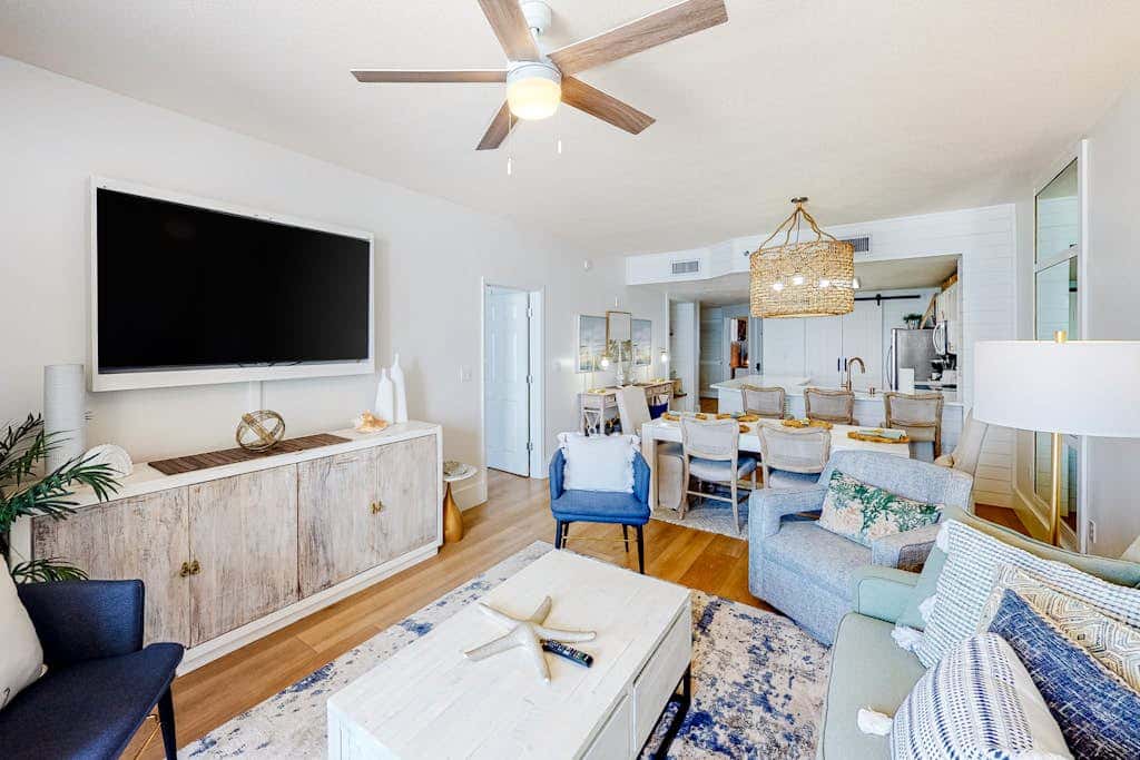 Luxury Condo on 12th Floor of Beautiful Resort with Shared Pool & Hot Tub, WiFi