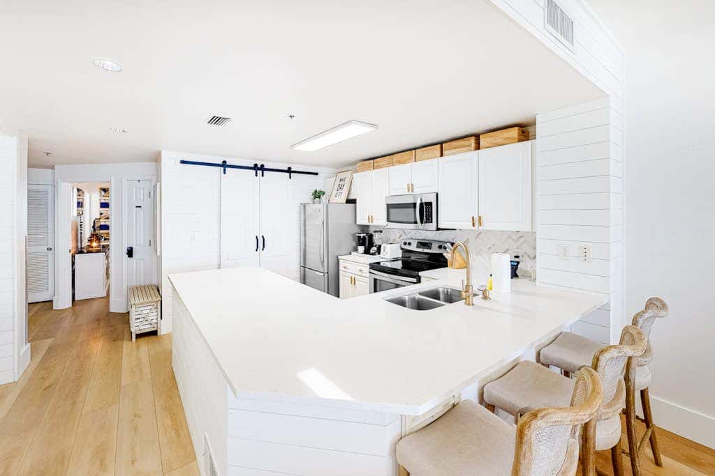 Luxury Condo on 12th Floor of Beautiful Resort with Shared Pool & Hot Tub, WiFi