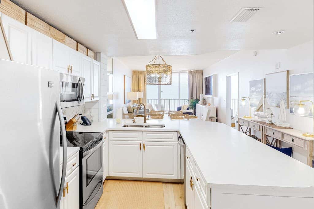 Luxury Condo on 12th Floor of Beautiful Resort with Shared Pool & Hot Tub, WiFi