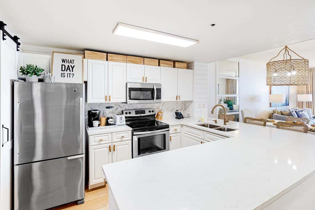Luxury Condo on 12th Floor of Beautiful Resort with Shared Pool & Hot Tub, WiFi