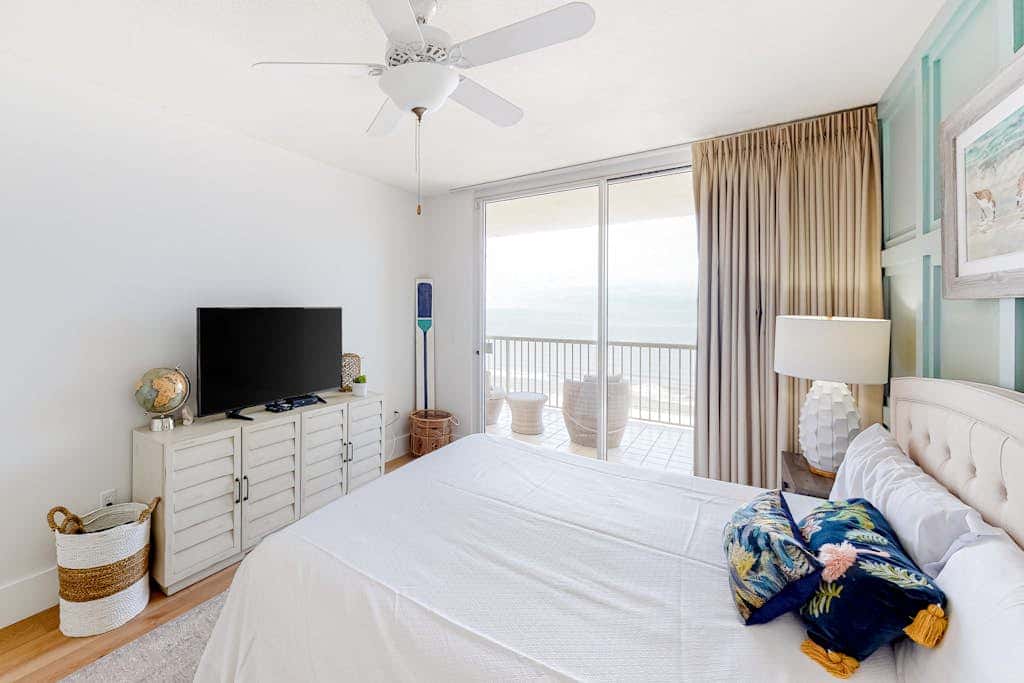 Luxury Condo on 12th Floor of Beautiful Resort with Shared Pool & Hot Tub, WiFi
