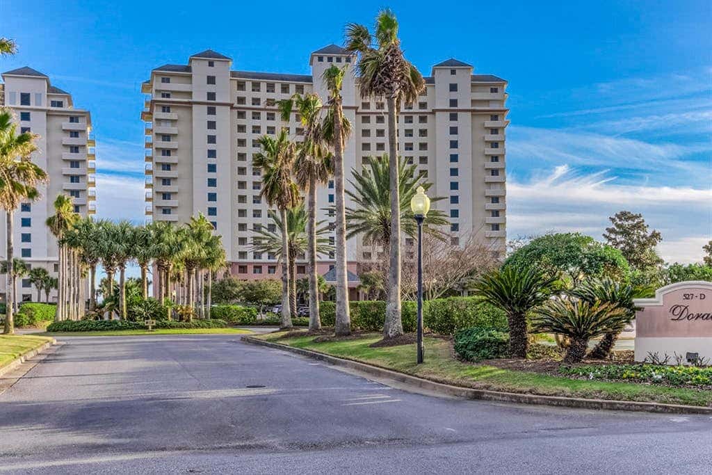 Luxury Condo on 12th Floor of Beautiful Resort with Shared Pool & Hot Tub, WiFi