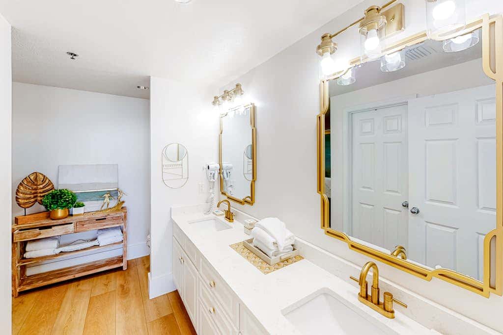 Luxury Condo on 12th Floor of Beautiful Resort with Shared Pool & Hot Tub, WiFi