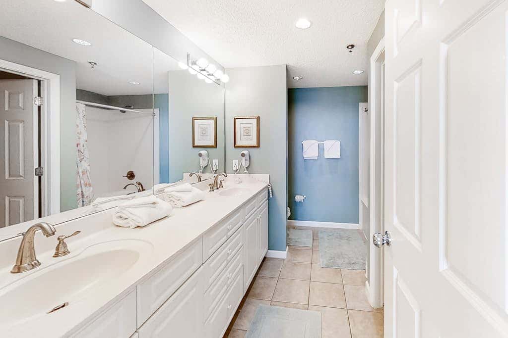 Beach front condo with amazing views, pool, & hot tub