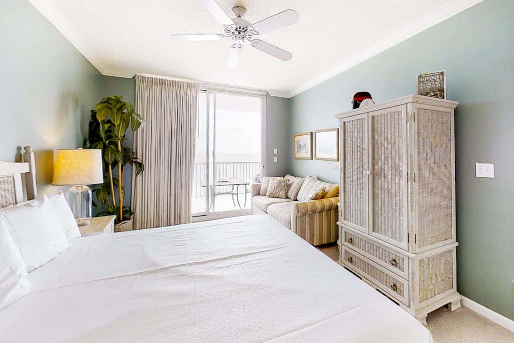 Beach front condo with amazing views, pool, & hot tub