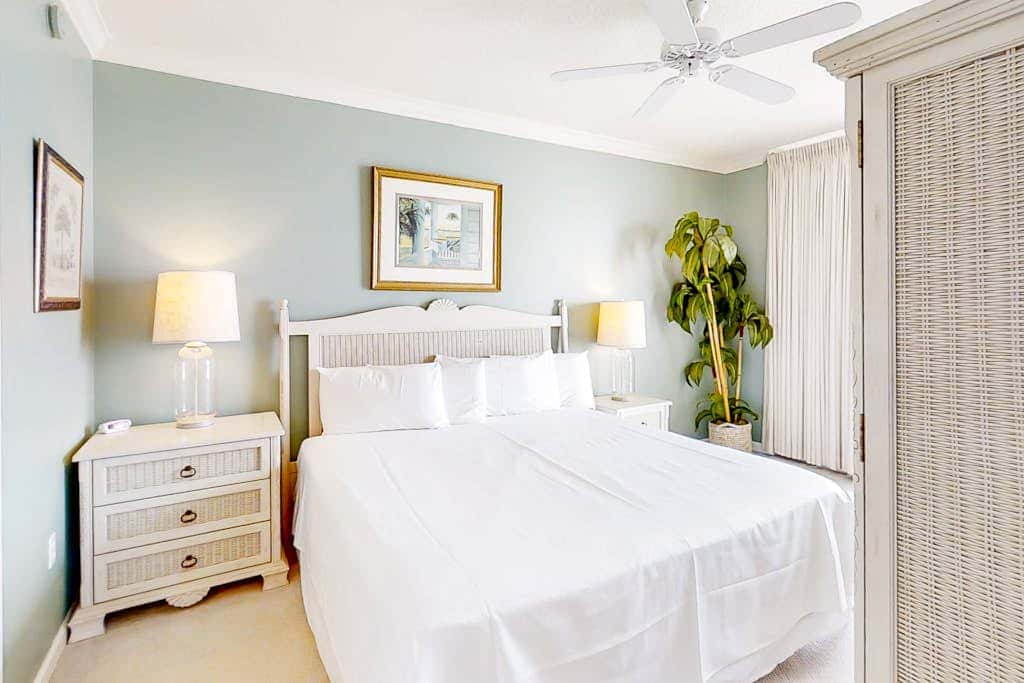 Beach front condo with amazing views, pool, & hot tub