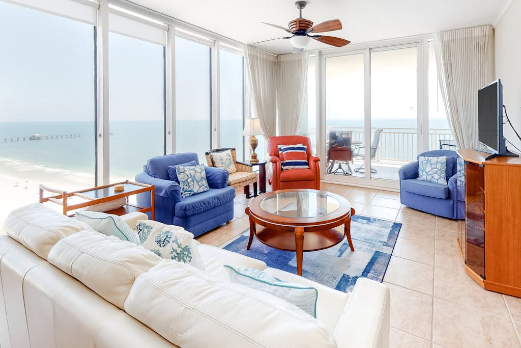 Beachfront condo w/ amazing view, balcony & community pool/hot tub/gym