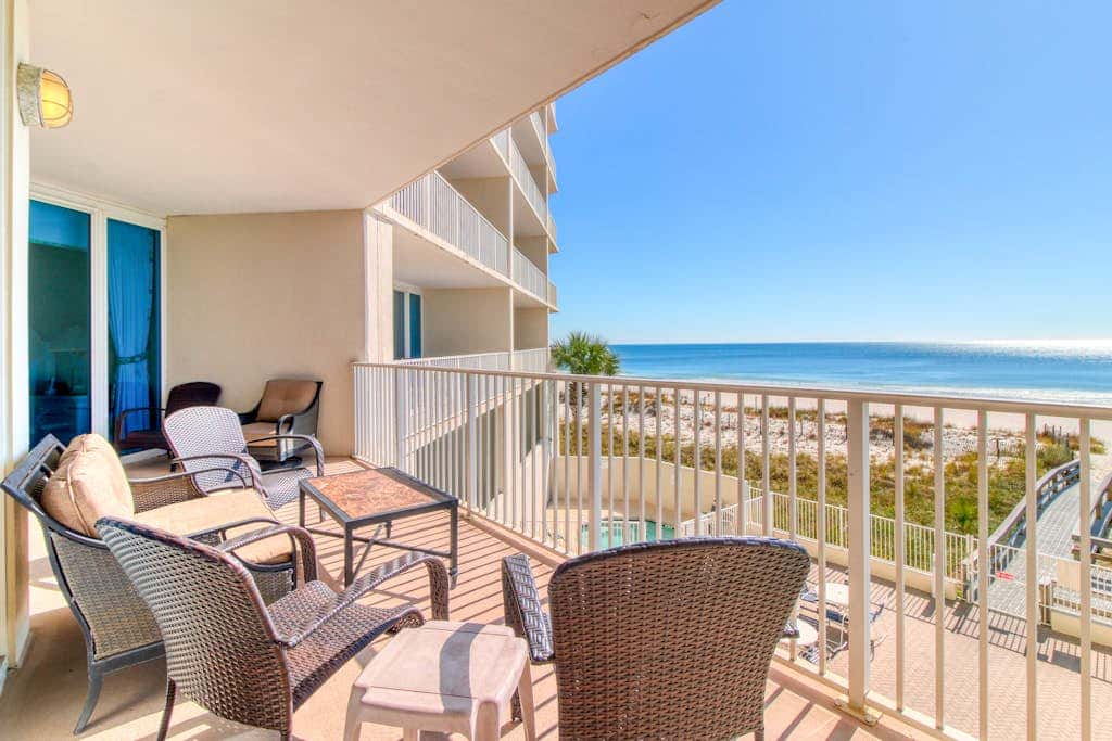 Beachfront condo w balcony, easy beach access & pools, hot tubs & sauna