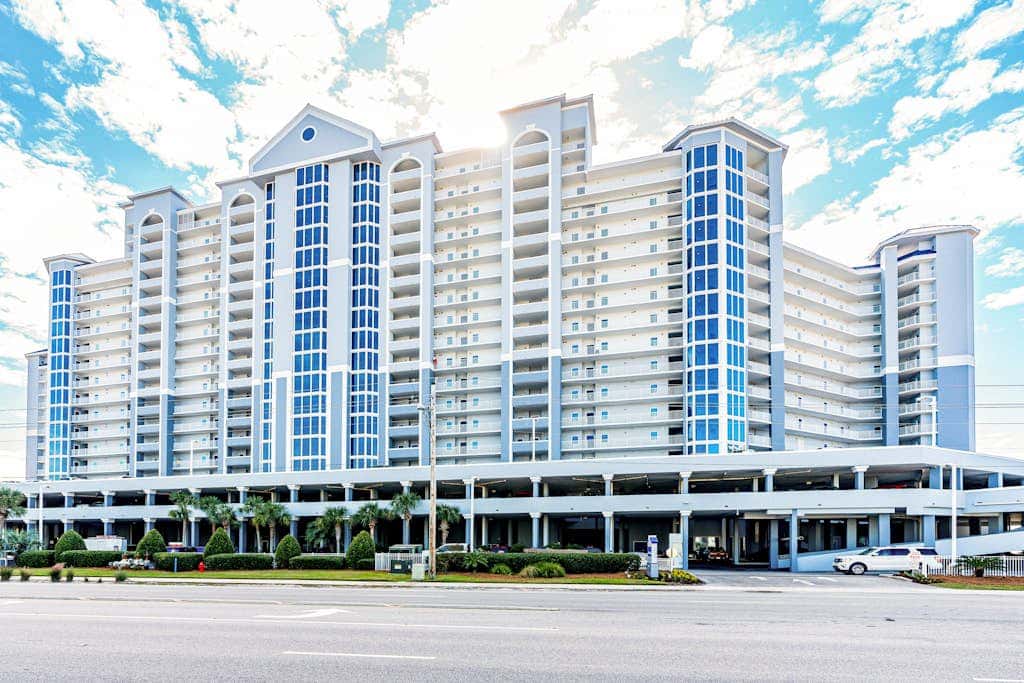 Beachfront condo w balcony, easy beach access & pools, hot tubs & sauna