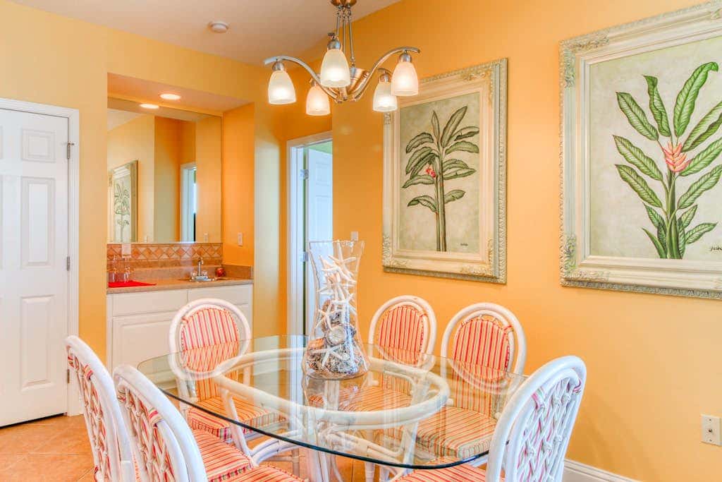 Beachfront condo w balcony, easy beach access & pools, hot tubs & sauna