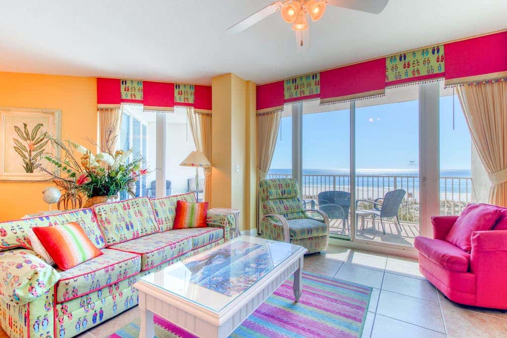 Beachfront condo w balcony, easy beach access & pools, hot tubs & sauna
