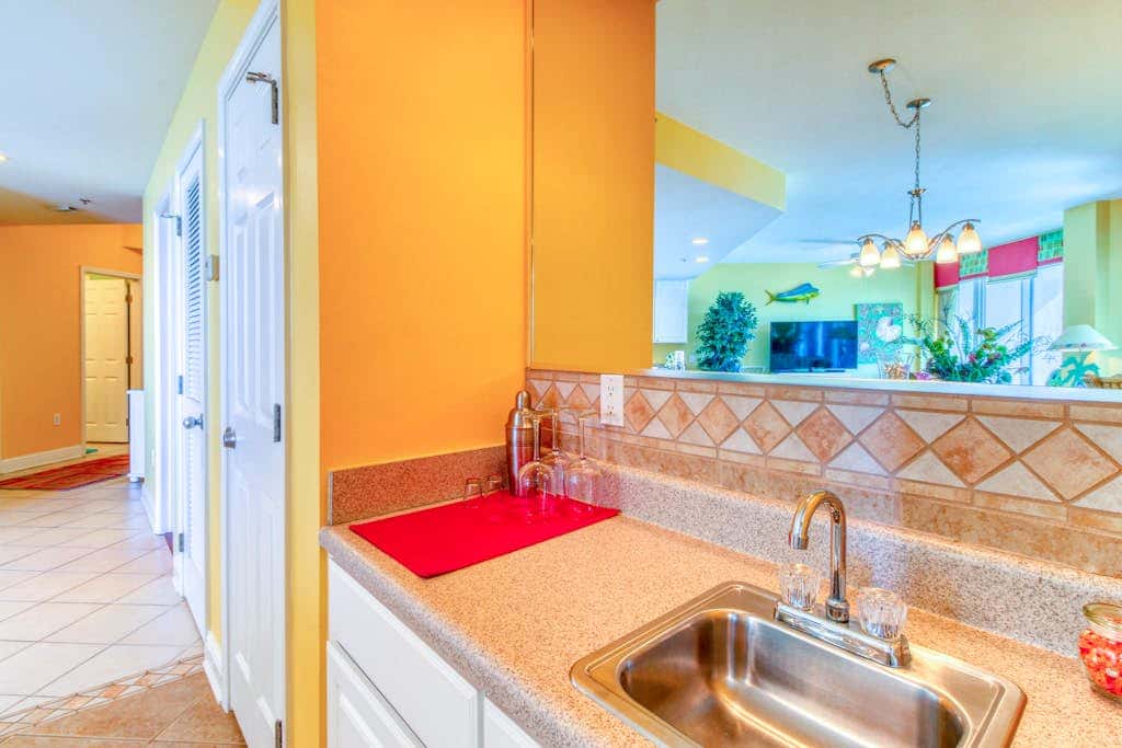 Beachfront condo w balcony, easy beach access & pools, hot tubs & sauna