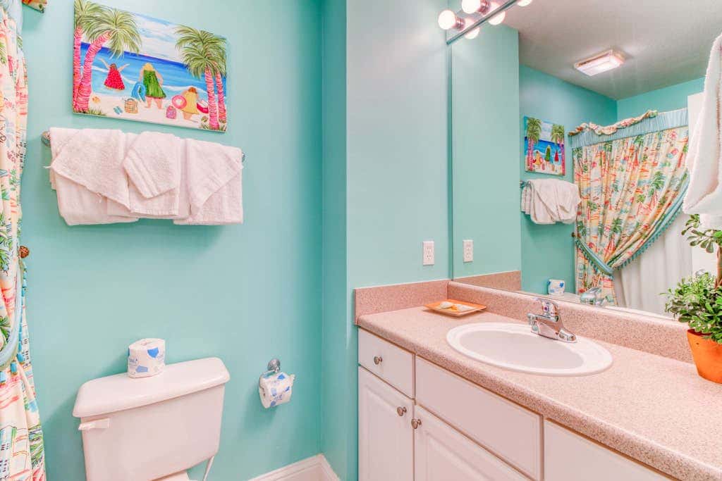 Beachfront condo w balcony, easy beach access & pools, hot tubs & sauna