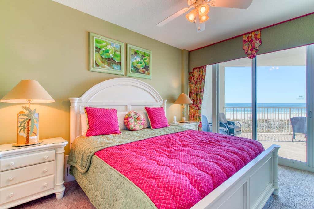 Beachfront condo w balcony, easy beach access & pools, hot tubs & sauna