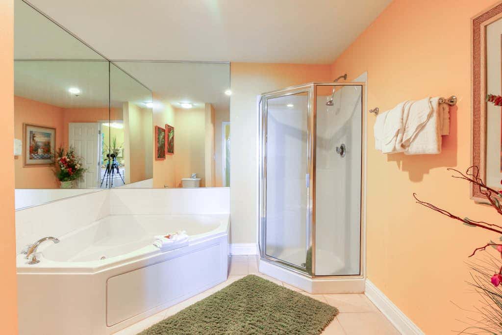 Beachfront condo w balcony, easy beach access & pools, hot tubs & sauna