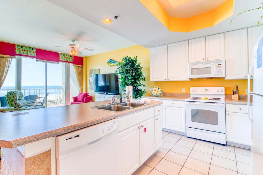 Beachfront condo w balcony, easy beach access & pools, hot tubs & sauna