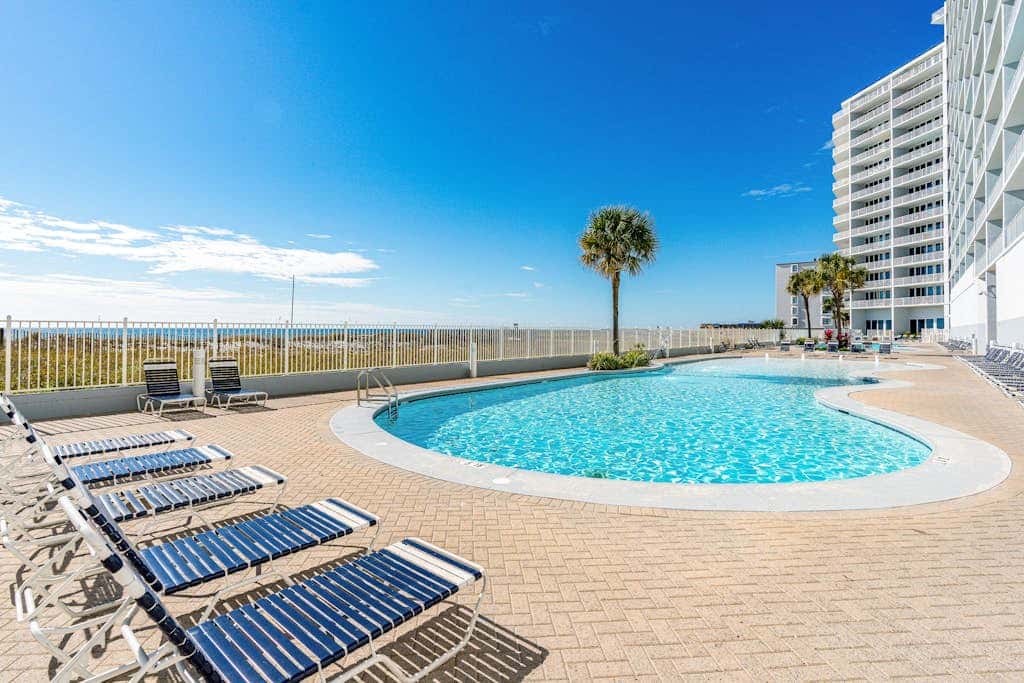 Beachfront condo w balcony, easy beach access & pools, hot tubs & sauna