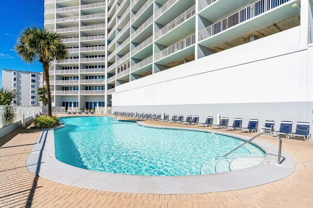 Beachfront condo w balcony, easy beach access & pools, hot tubs & sauna