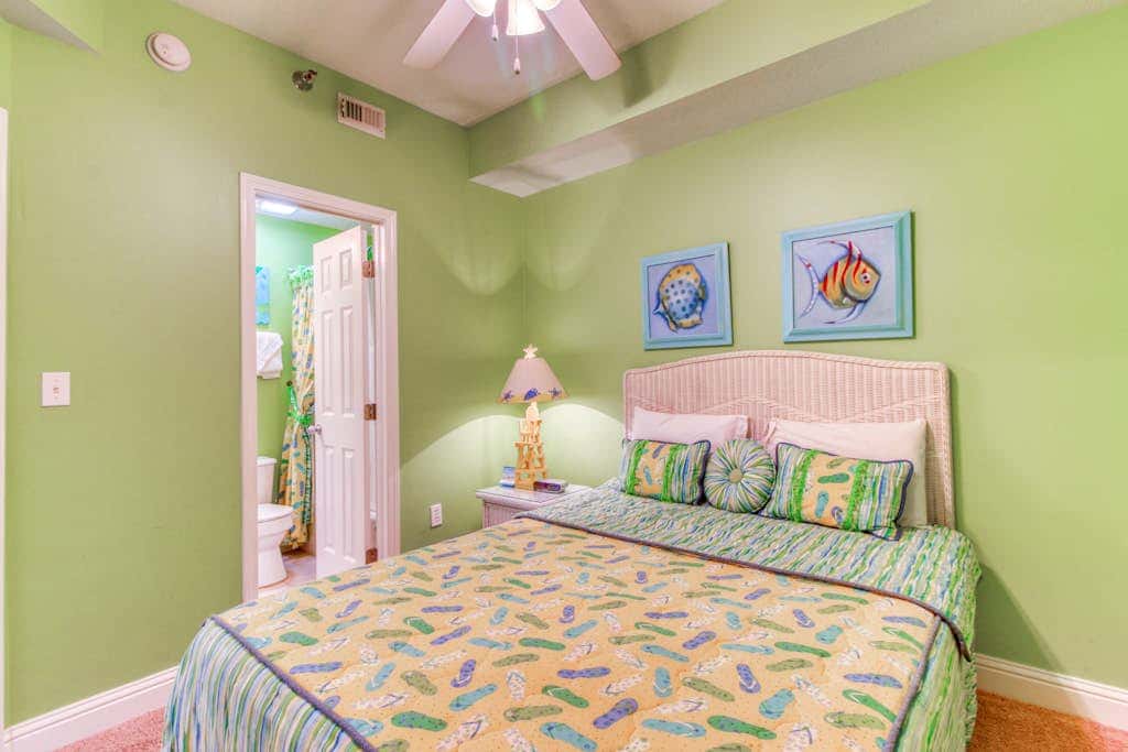 Beachfront condo w balcony, easy beach access & pools, hot tubs & sauna