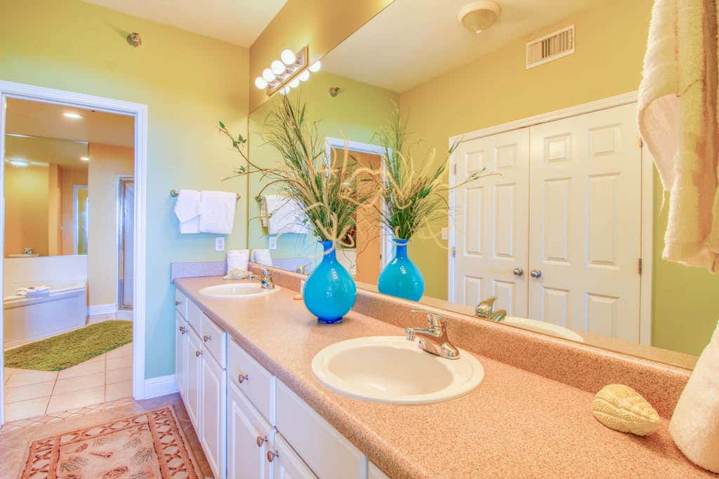 Beachfront condo w balcony, easy beach access & pools, hot tubs & sauna