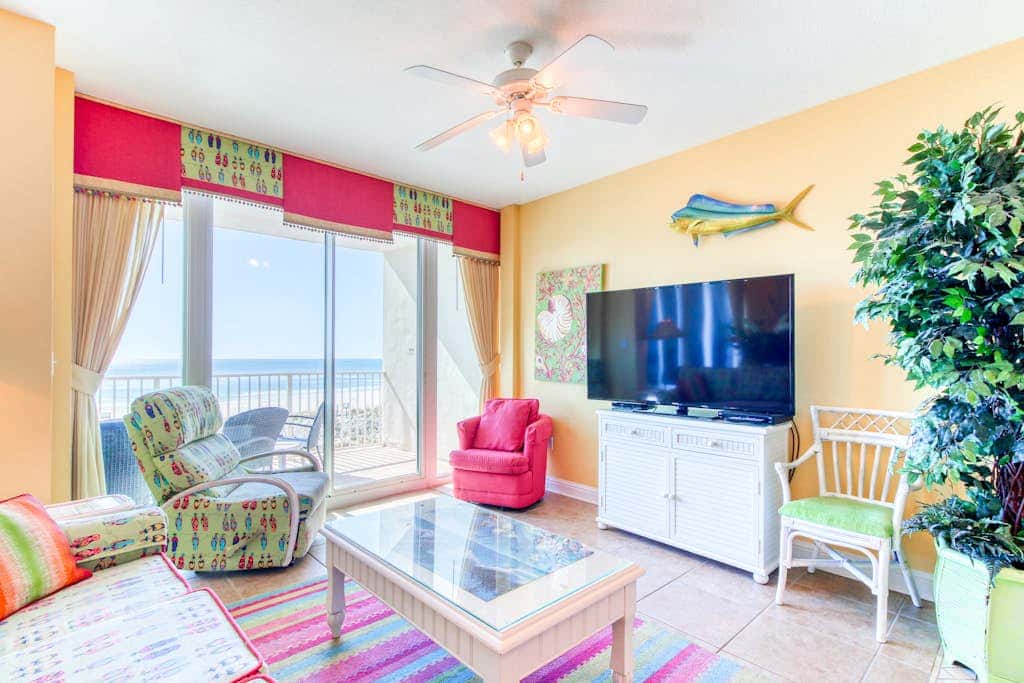 Beachfront condo w balcony, easy beach access & pools, hot tubs & sauna
