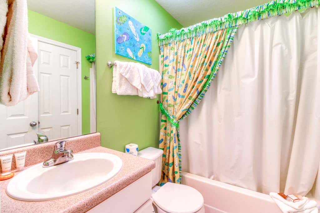 Beachfront condo w balcony, easy beach access & pools, hot tubs & sauna