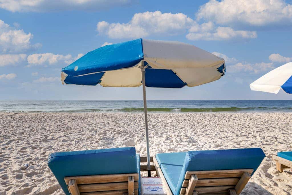 Beachfront condo w balcony, easy beach access & pools, hot tubs & sauna