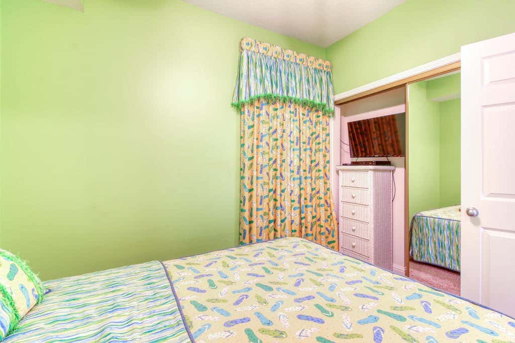 Beachfront condo w balcony, easy beach access & pools, hot tubs & sauna