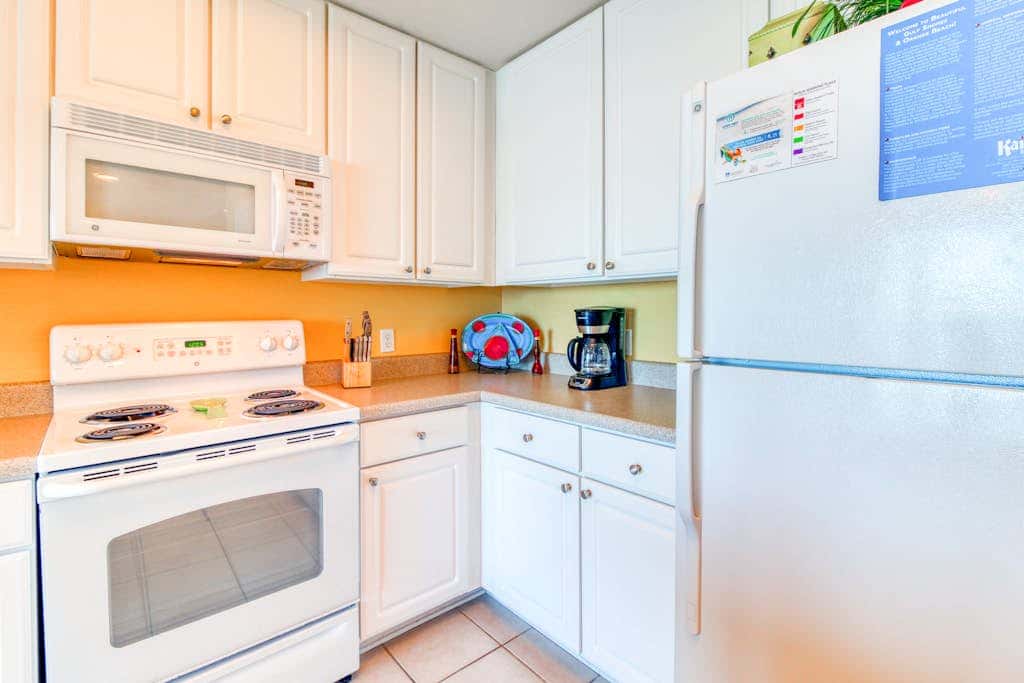 Beachfront condo w balcony, easy beach access & pools, hot tubs & sauna