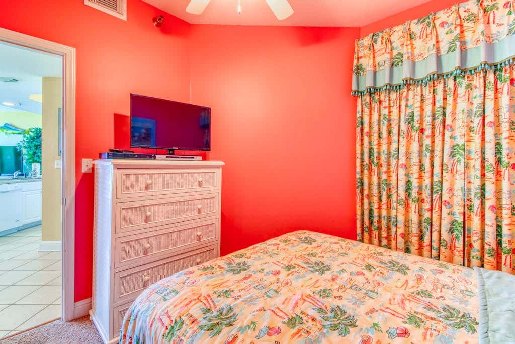 Beachfront condo w balcony, easy beach access & pools, hot tubs & sauna